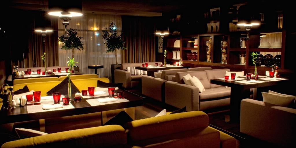 Voyage Hotel Karaganda Ngoại thất bức ảnh