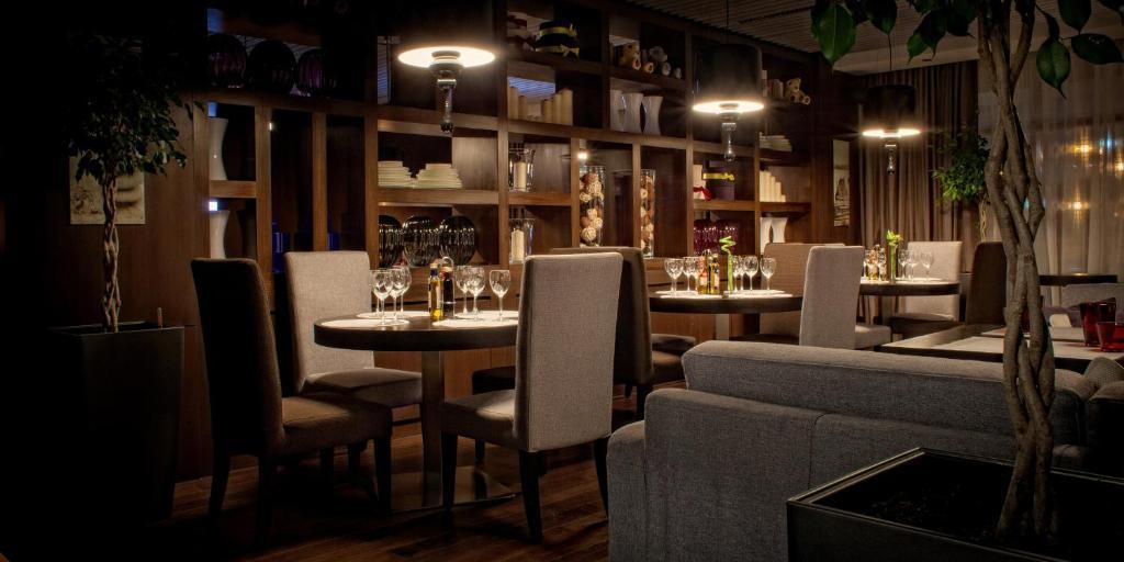 Voyage Hotel Karaganda Ngoại thất bức ảnh