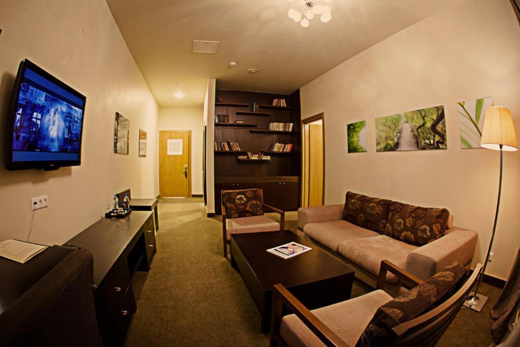 Voyage Hotel Karaganda Ngoại thất bức ảnh